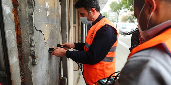 bina tespit çalışması yapan görevliler