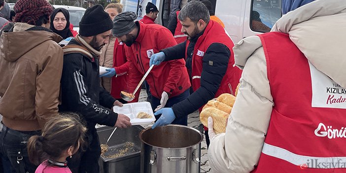 türk kızılayı yemek dağıtırken