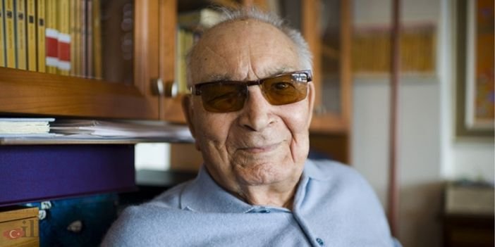 yaşar kemal gülümseyerek poz veriyor