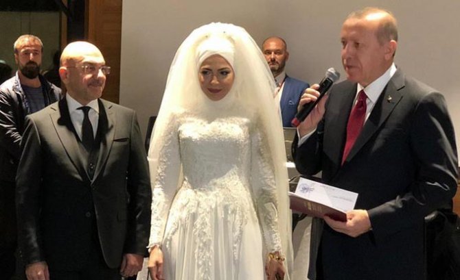 cumhurbaskani-erdogan-ozan-ceyhunun-nikah-sahitligini-yaparken.jpg