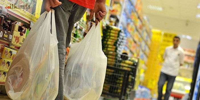 Marketten alışveriş yapan adamın fotoğrafı