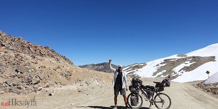 demir atlı adam bisikletiyle zirvede