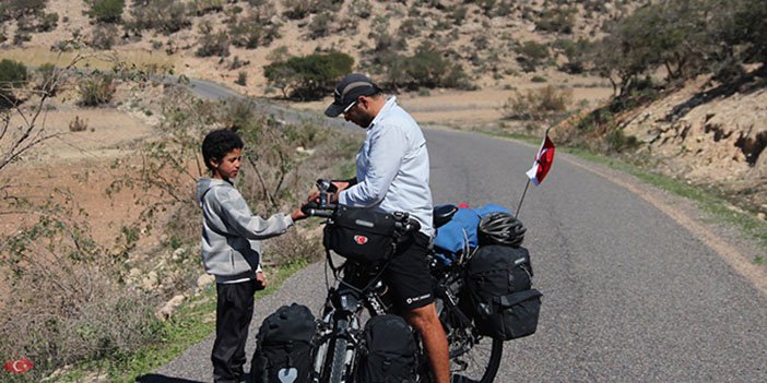 gürkan genç çocuğa imza veriyor