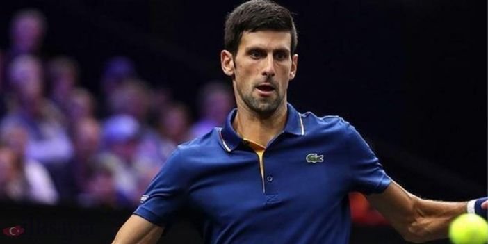 Novak Djokovic vuruş yaparken
