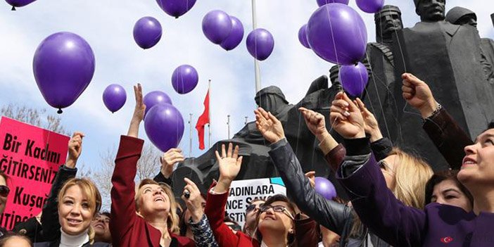 kadınlar gününü kutlayan kadınlar