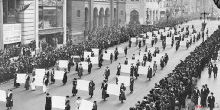 dünya kadınlar günü yürüyüşü yapan kadınlar