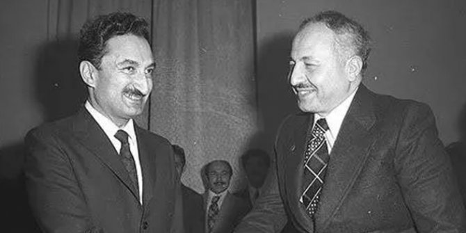 erbakan-ile-ecevit-el-sikisirken.jpg