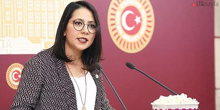 Sera Kadıgil konuşurken fotoğrafı