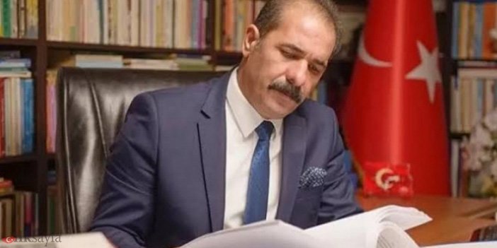 Bilal Çoban kitap okurken