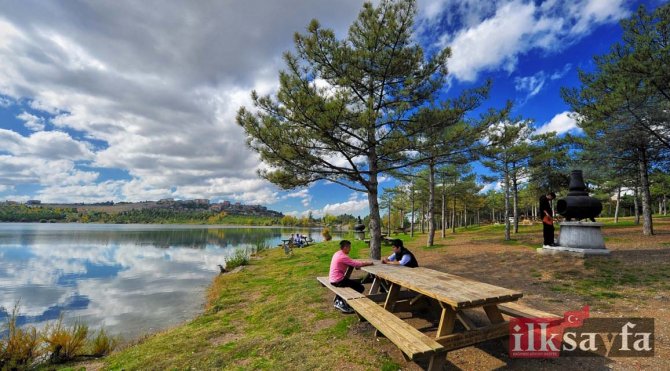 ankara mamak mavi göl ve kenarında banklarda oturan insanlar