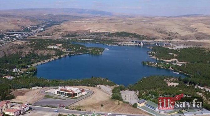 Ankara gölleri arasında yer alan mavi göl ve kuş bakışı görüntüsü