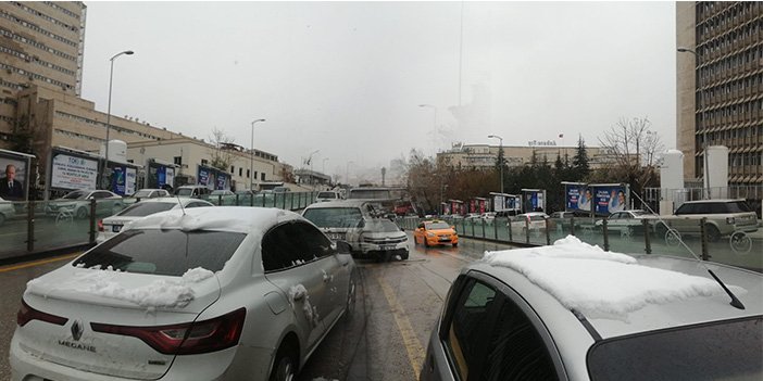 Ankara'da araçların üzeri kar tuttu