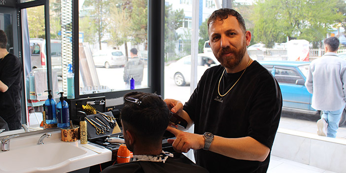 sadık özdemir müşterisini tıraş ederken
