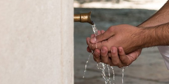 vatandas-abdest-almaya-hazirlaniyor.jpg