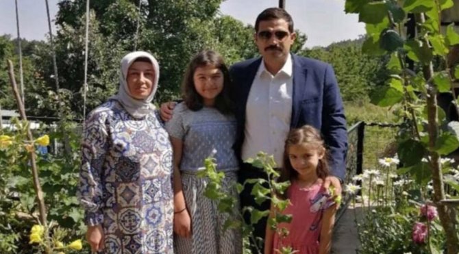 sinan-ates-esi-ayse-ates-ve-kizlari-ile.jpg