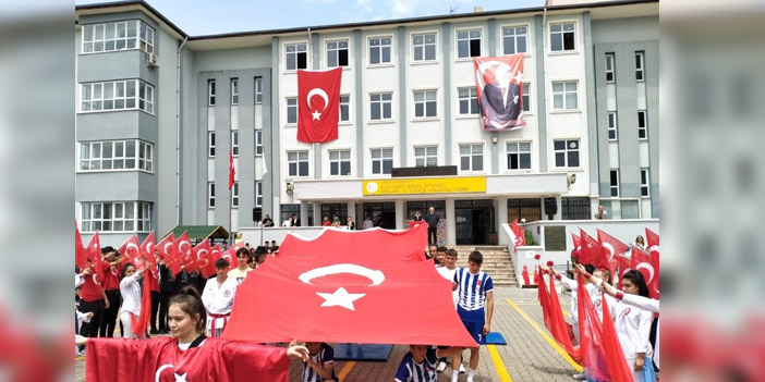 elvankoy-borsa-istanbul-mesleki-ve-teknik-anadolu-lisesi-ogrencileri-ve-turk-bayragi.jpg