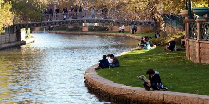 eskisehir'de kitap okuyan insanlar ve köprü