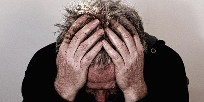 iki eliyle başını tutan adam