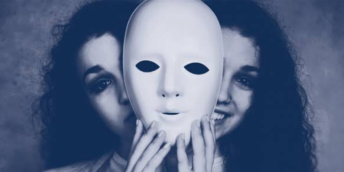 iki kız ve tek bir maske bipolar hastası