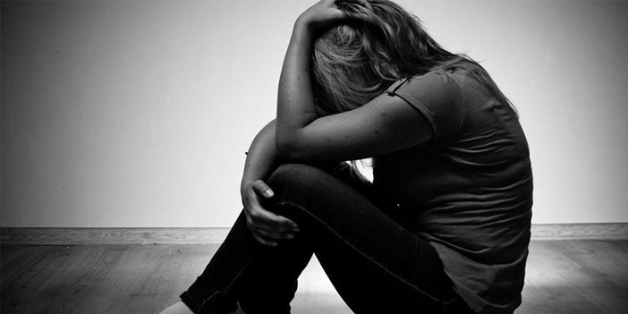 içine kapanmış üzülen ve düşünen kadın