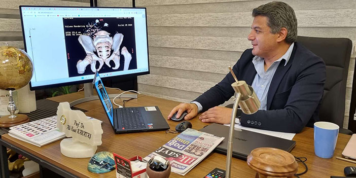 ali fuat karataş ofisinde çalışırken