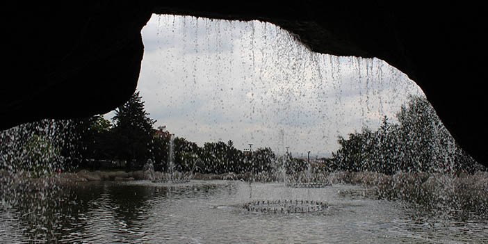 Gökçek Parkı şelalesi