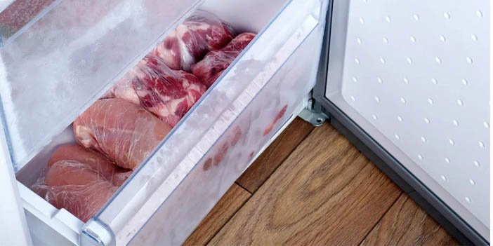 Buz dolabında saklanan et