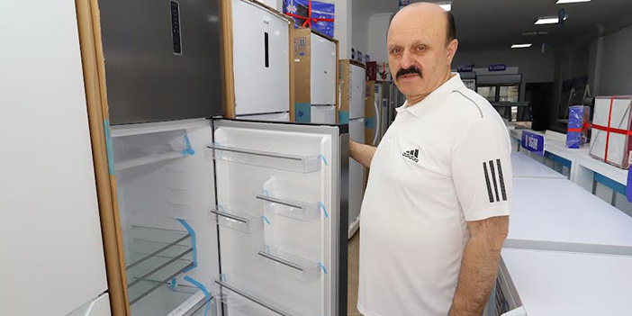 çerkeşli ve kapağı açık olan buzdolabı