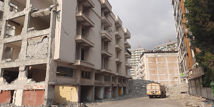 depremden hasar görmüş bina