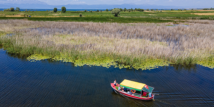 Beyşehir Gölü nilüfer bahçesinden muhteşem manzara