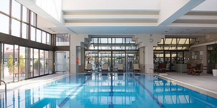 hiltonsa-otel-yuzme-havuzu.jpg