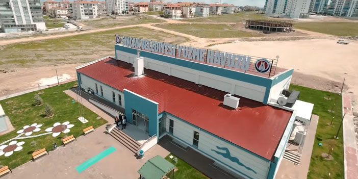 ankarada vatandaşların sıraya girdiği Çimşit Yüzme Havuzu