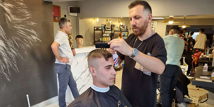 berber sadık özdemir saç tıraşı yaparken