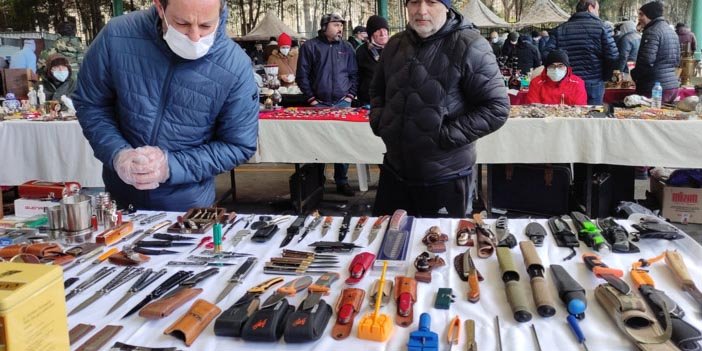 Ayrancı antika pazarı alışveriş yapan insanlar