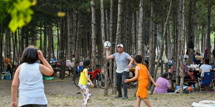 Çubuk-1 Barajı Rekreasyon Alanı'nda vakit geçiren aileler