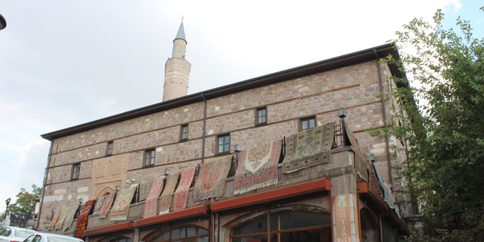mimarisiyle-ankarada-tek-iste-selcuklunun-izlerini-tasiyan-o-cami-5.webp