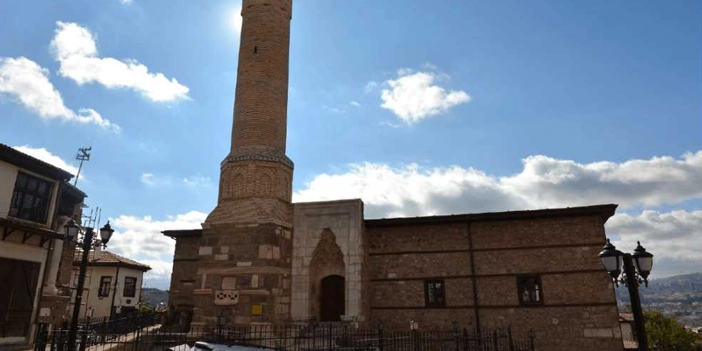 mimarisiyle-ankarada-tek-iste-selcuklunun-izlerini-tasiyan-o-cami.webp