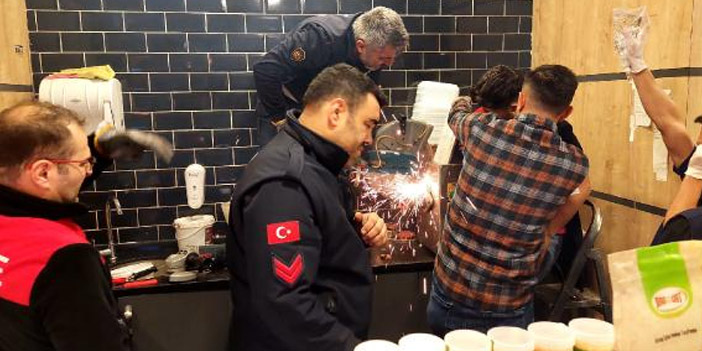 Kolunu kıyma makinesine kaptırdı; o şekilde hastaneye kaldırıldı