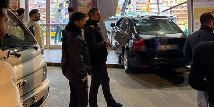 Kontrolden çıkan otomobil markete girdi