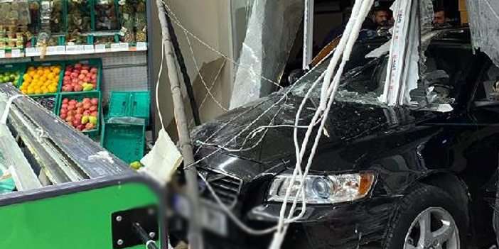 Kontrolden çıkan otomobil markete girdi