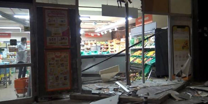 Kontrolden çıkan otomobil markete girdi