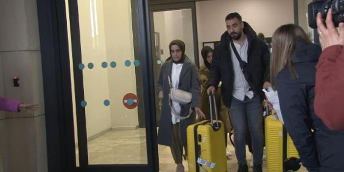 Gazze’de mahsur kalan 44 Türk vatandaşı Türkiye’ye getirildi