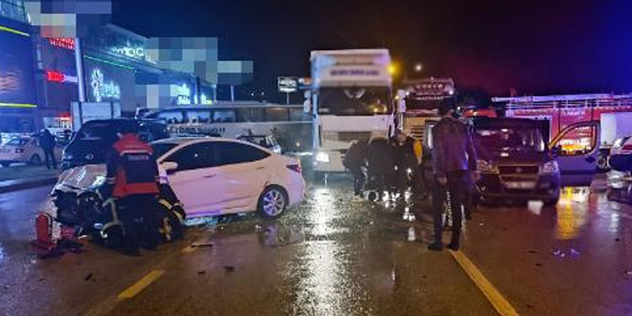 Amasya'da hafif ticari araç ile otomobil birbirine girdi: 2’si çocuk 7 yaralı
