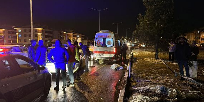 Kütahya’da yolun karşısına geçmek isteyen çifte otomobil çarptı