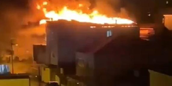 2 katlı binanın çatısı alev alev yandı: Mahalleli sokağa döküldü