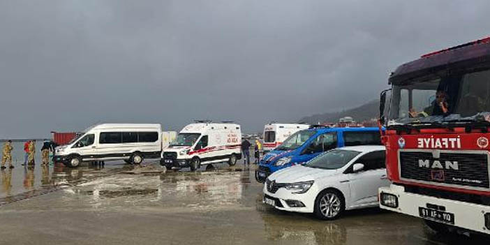 Dev dalgalar askeri üsse ait konteyneri denize sürükledi: 2 askerin ayağı kırıldı