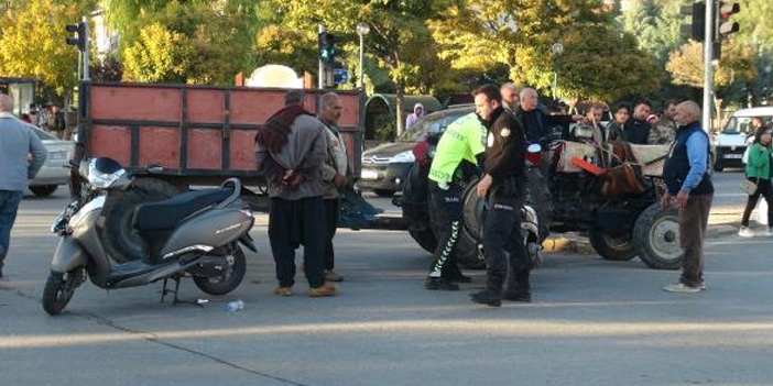 2 motosikletli traktöre çarptı