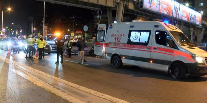 Üst geçitten yola düştü; sürücüler son anda fark etti