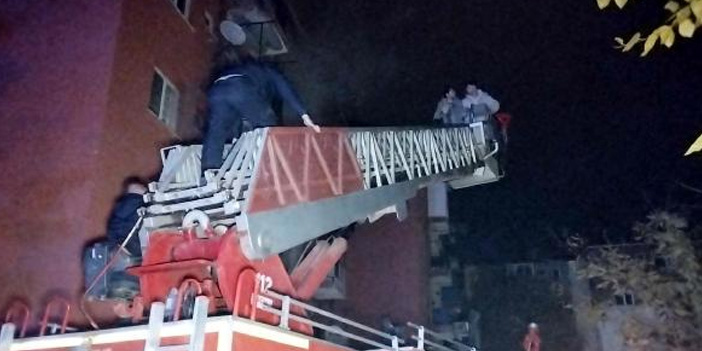 Yangında mahsur kaldılar; itfaiye merdivenleri ile kurtarıldılar
