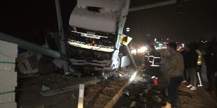 Kırıkkale’de TIR refüj ile trafik ışıklarının direğine çarptı